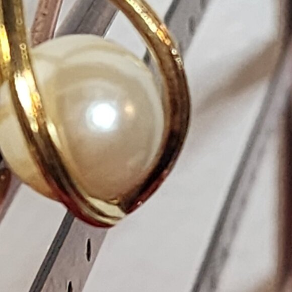 Avon Vintage Large Cream Floating Faux Pearl Inside a Gold Tone Cage Pendant - Picture 6 of 16